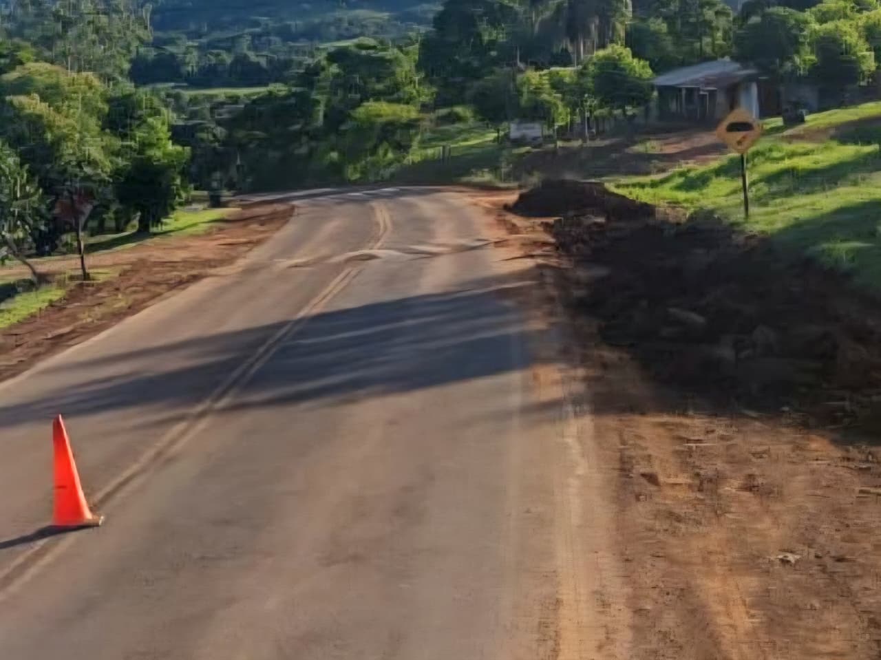 Vialidad provincial avanza con la mejora de banquinas sobre la Ruta 2 1 2 - DPV BANQUINAS RP 2 2 - 1