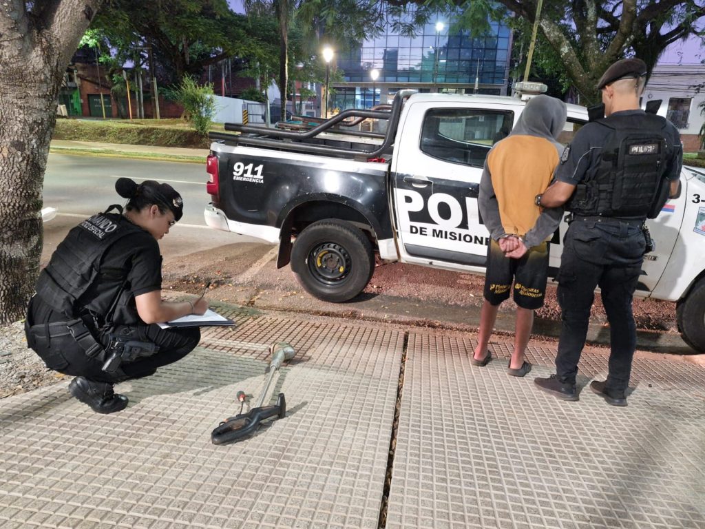 Detuvieron a un delincuente que fue captado robando una vivienda en Posadas 1 2 - Detuvieron a un delincuente que fue captado robando una vivienda en Posadas 1 - 1