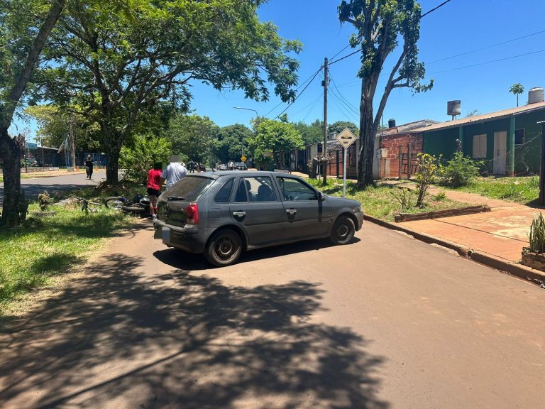 Choque entre moto y auto en Posadas dejó como saldo una mujer herida