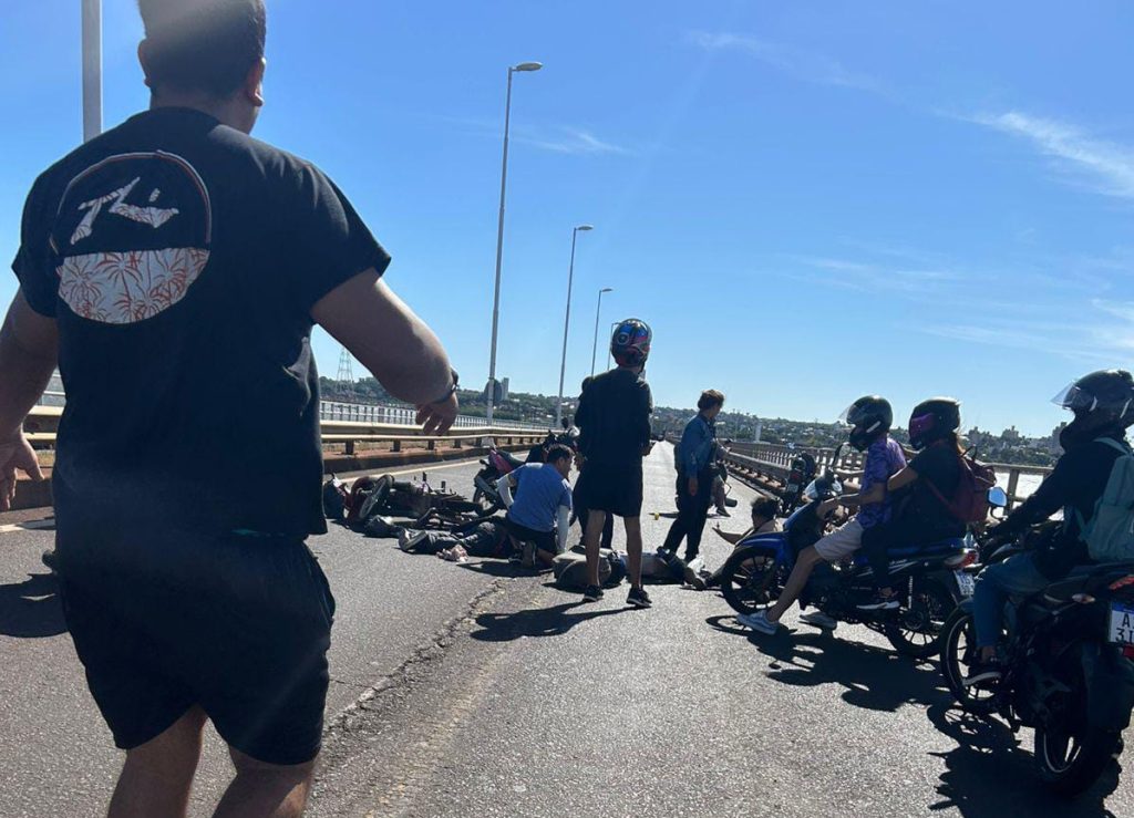 Una persona lesionada tras choque en el puente internacional que une Posadas y Encarnación 1 2 - IMG 20251216 WA0062 - 1