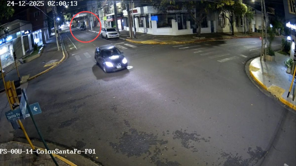 Cámaras del 911 detectaron a un hombre intentando robar vehículos y casas en Posadas 3 6 - IMG 20251224 WA0027 - 5