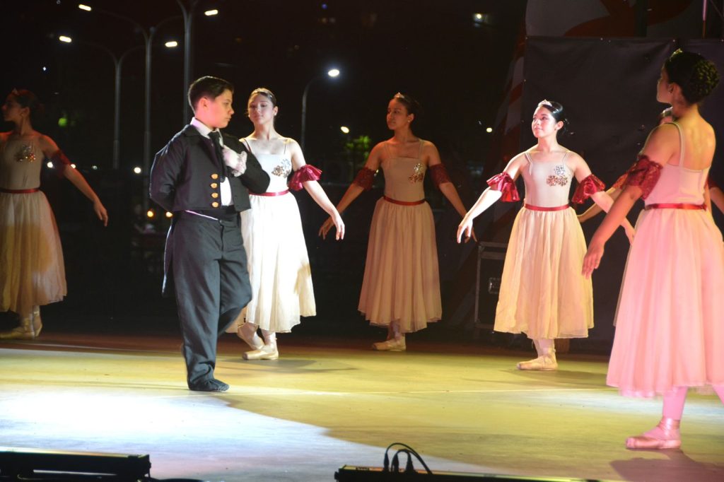 La Escuela Municipal de Danzas cerró el año con un gran espectáculo en el Parque de las Fiestas 6 12 - La Escuela Municipal de Danzas cerro el ano con un gran espectaculo en el Parque de las Fiestas 1 - 11