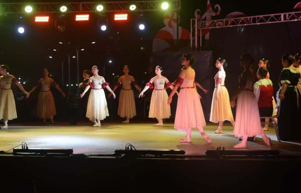 La Escuela Municipal de Danzas cerró el año con un gran espectáculo en el Parque de las Fiestas 3 6 - La Escuela Municipal de Danzas cerro el ano con un gran espectaculo en el Parque de las Fiestas 2 - 5