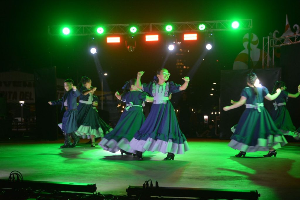 La Escuela Municipal de Danzas cerró el año con un gran espectáculo en el Parque de las Fiestas 5 10 - La Escuela Municipal de Danzas cerro el ano con un gran espectaculo en el Parque de las Fiestas 3 - 9