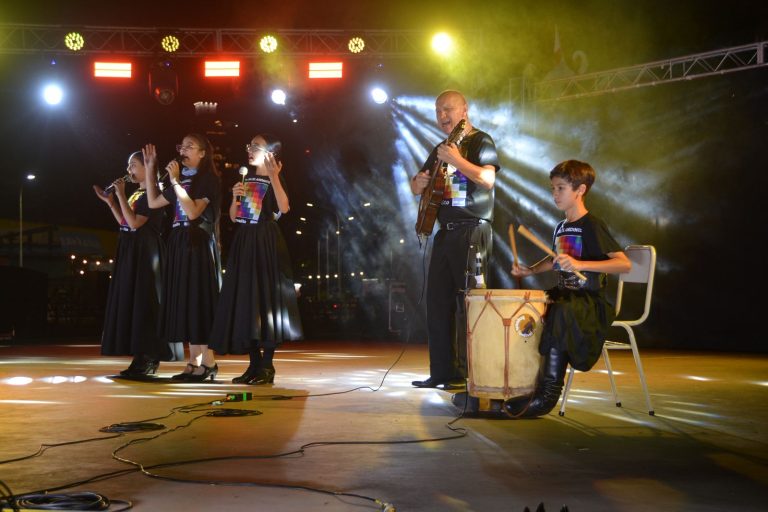 La Escuela Municipal de Danzas cerró el año con un gran espectáculo en el Parque de las Fiestas