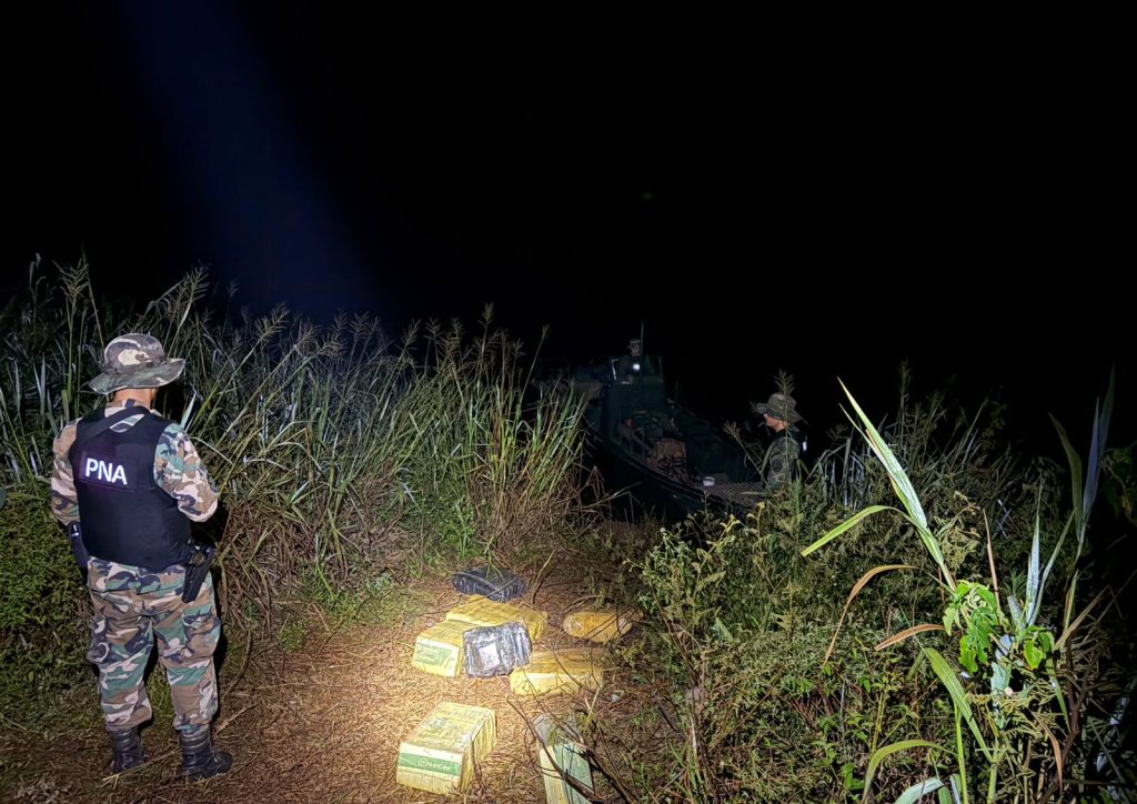 Prefectura decomisó droga valuada en más de $1.600 millones en Montecarlo 1 2 - Prefectura decomiso droga valuada en mas de 1.600 millones en Montecarlo 2 - 1