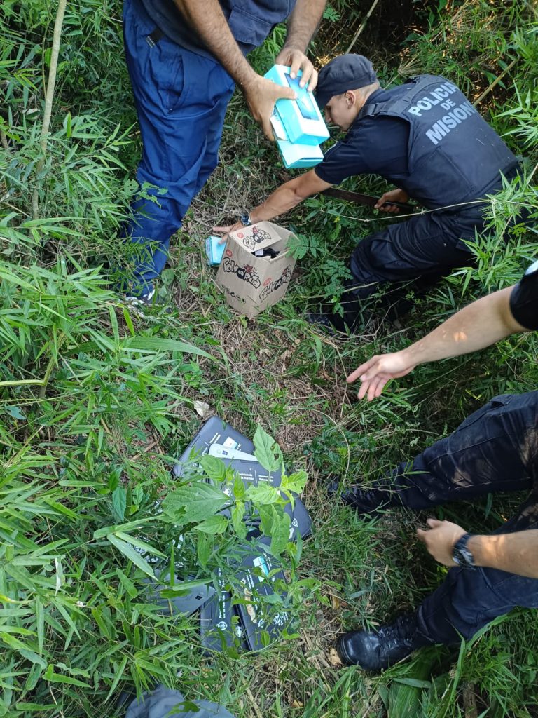 Tras un despliegue policial recuperaron computadoras robadas en San Vicente 2 4 - Tras un despliegue policial recuperaron computadoras robadas en San Vicente 2 - 3