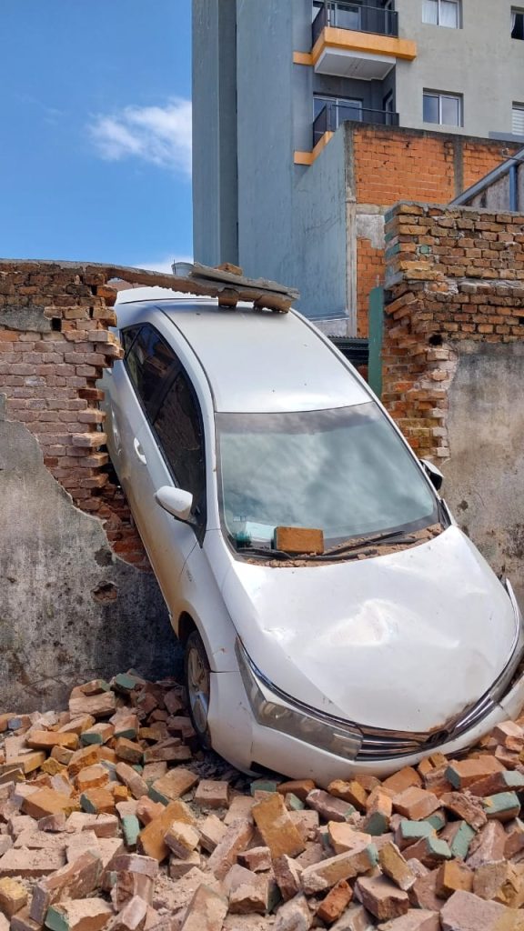 Un auto perdió el control y chocó contra un edificio en pleno centro de Oberá 1 2 - Un auto perdio el control y choco contra un edificio en pleno centro de Obera 1 - 1