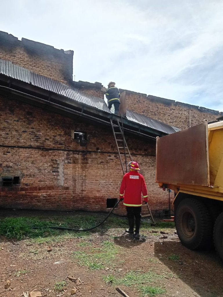 Incendio generó daños estructurales en un secadero agrícola de Apóstoles 1 2 - WhatsApp Image 2025 12 11 at 16.36.44 1 - 1