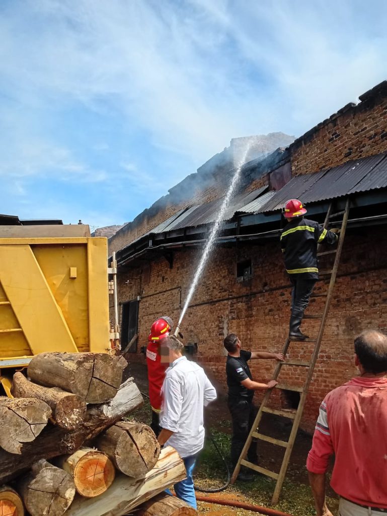 Incendio generó daños estructurales en un secadero agrícola de Apóstoles 2 4 - WhatsApp Image 2025 12 11 at 16.36.44 - 3