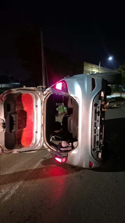 Un auto terminó volcado tras chocar un auto estacionado en Posadas 1 2 - auto volcado 1 - 1