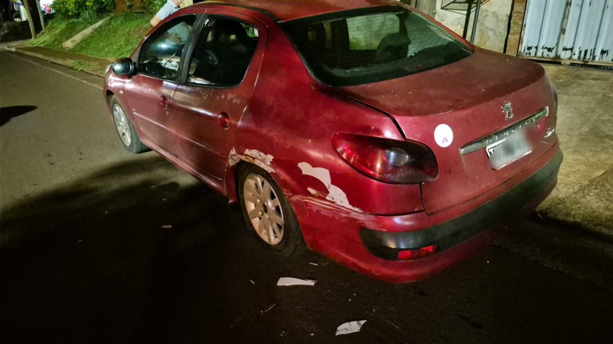 Un auto terminó volcado tras chocar un auto estacionado en Posadas 2 4 - auto volcado 2 - 3