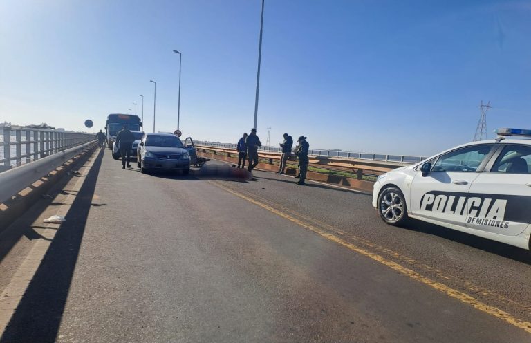 Una persona lesionada tras choque en el puente internacional que une Posadas y Encarnación