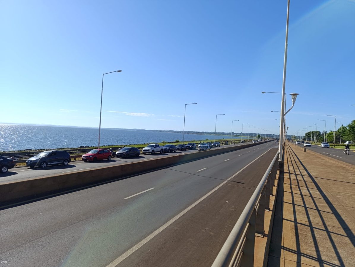 Largas filas para cruzar de Encarnación en el último fin de semana antes de Navidad