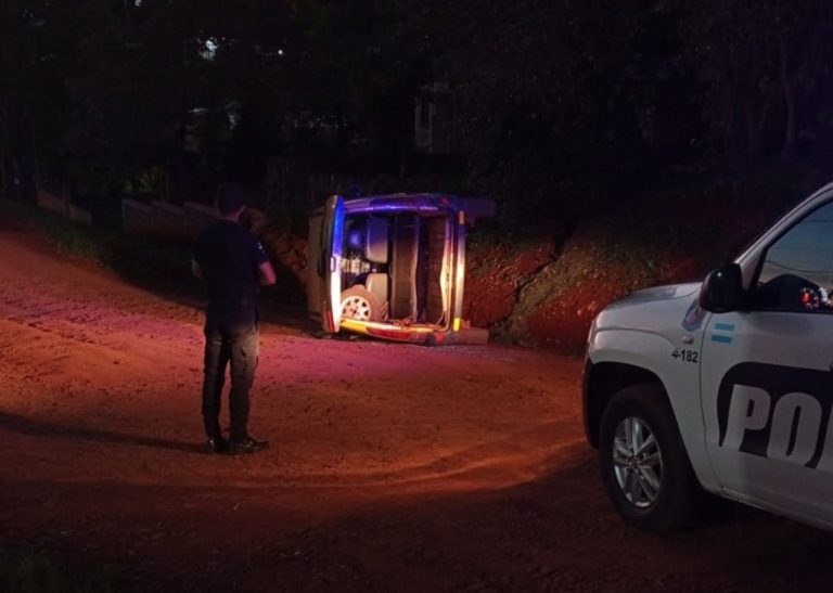 Despiste y vuelco en San Vicente dejó un conductor lesionado