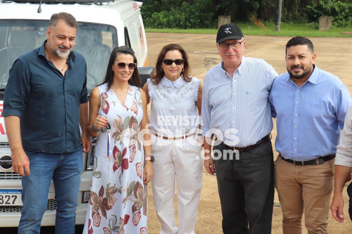 El Gobierno provincial entregó ambulancias y equipamiento sanitario a municipios 2 4 - entrega de ambulancia 2 - 3
