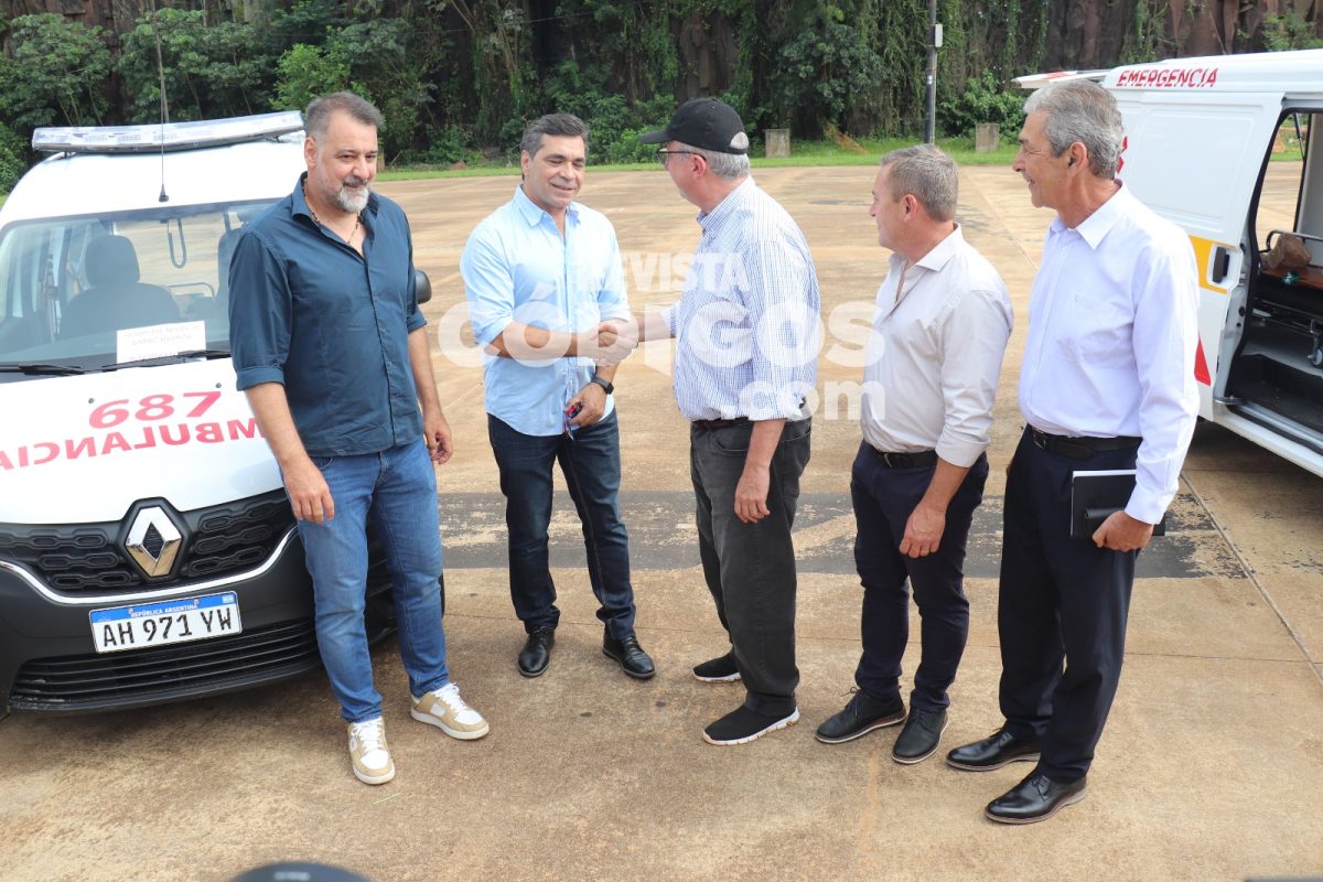 El Gobierno provincial entregó ambulancias y equipamiento sanitario a municipios 3 6 - entrega de ambulancia y equipamiento 1 - 5