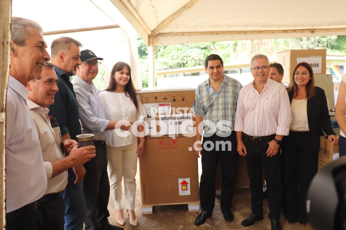 El Gobierno provincial entregó ambulancias y equipamiento sanitario a municipios 13 26 - entrega de ambulancia y equipamiento 11 - 25