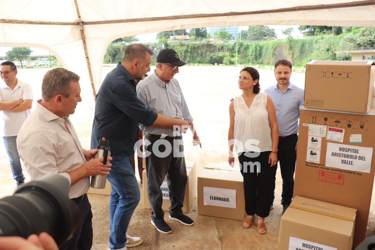 El Gobierno provincial entregó ambulancias y equipamiento sanitario a municipios 14 28 - entrega de ambulancia y equipamiento 12 - 27