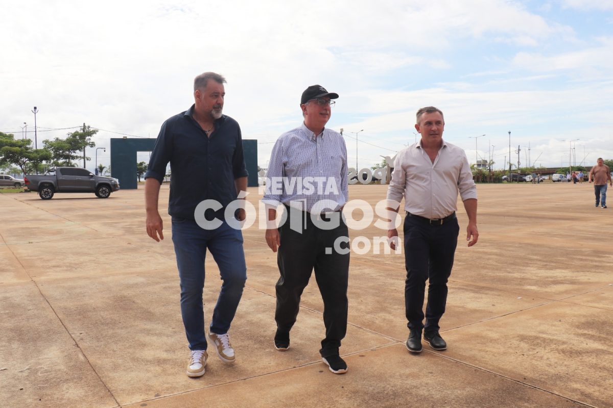 El Gobierno provincial entregó ambulancias y equipamiento sanitario a municipios 6 12 - entrega de ambulancia y equipamiento 4 - 11