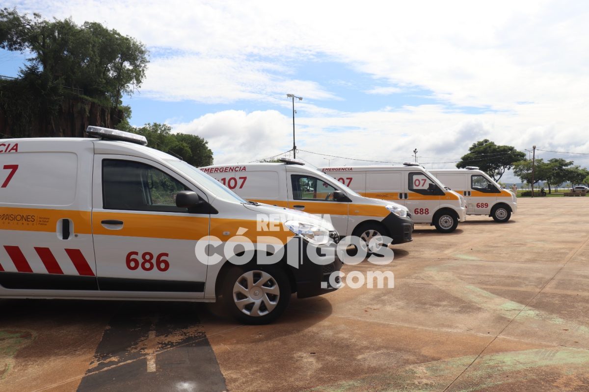 El Gobierno provincial entregó ambulancias y equipamiento sanitario a municipios 7 14 - entrega de ambulancia y equipamiento 5 - 13
