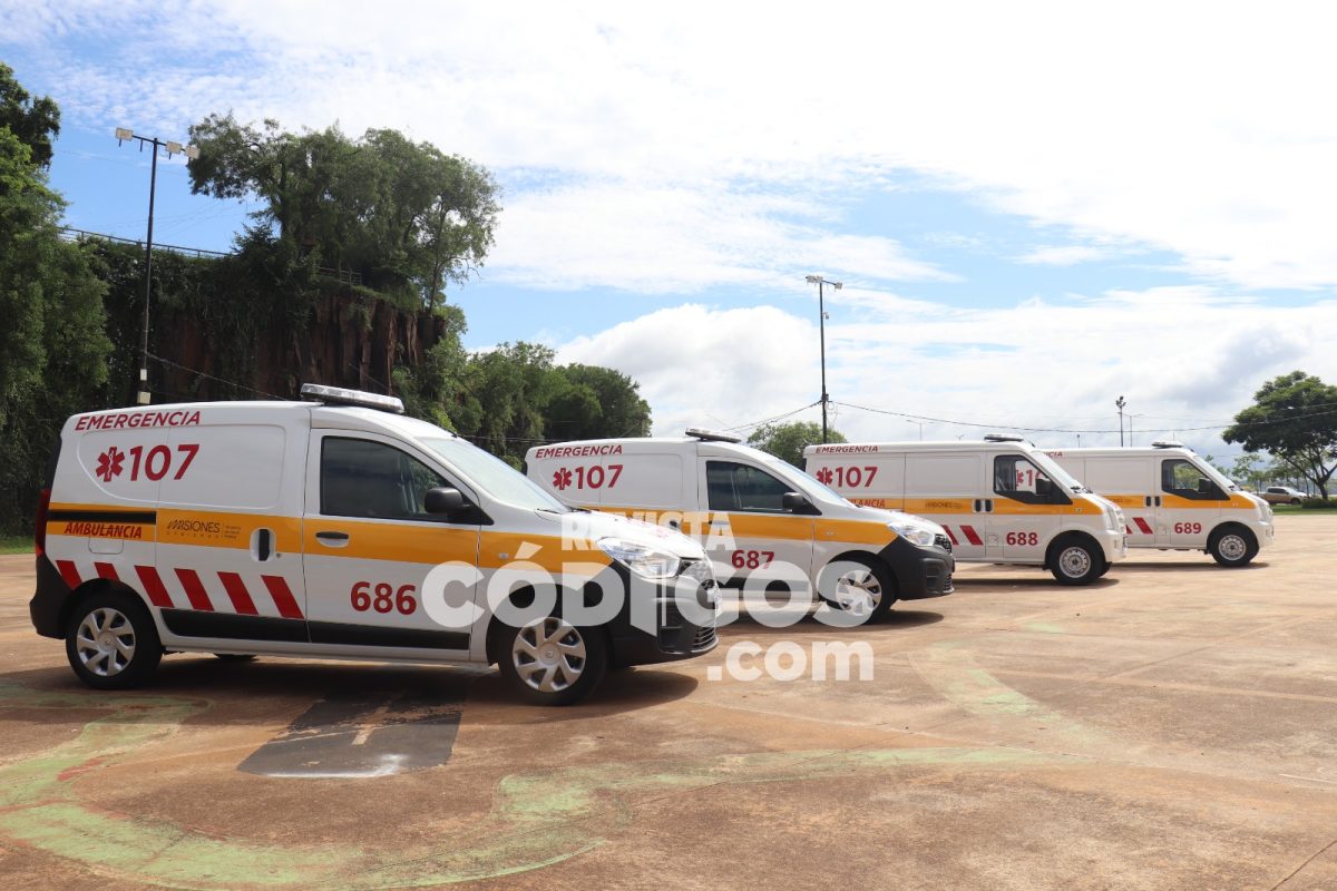 El Gobierno provincial entregó ambulancias y equipamiento sanitario a municipios 9 18 - entrega de ambulancia y equipamiento 7 - 17