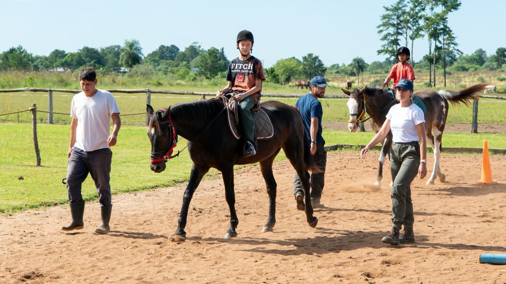 Concluyó el programa que combinó equinoterapia y arte para adolescentes del Hogar Padre Sepp 6 12 - equinoterapia 1 - 11