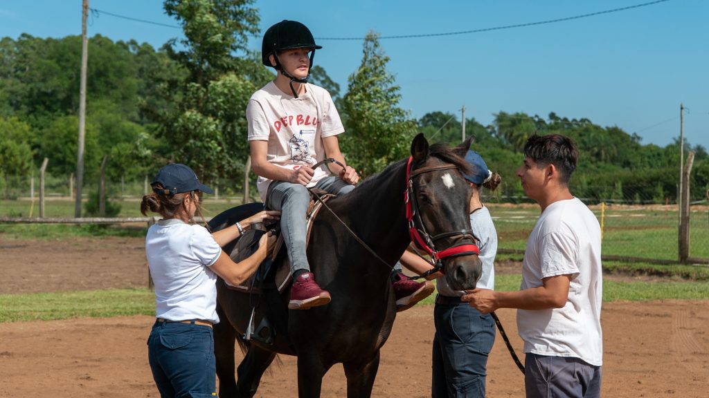 Concluyó el programa que combinó equinoterapia y arte para adolescentes del Hogar Padre Sepp 4 8 - equinoterapia 6 - 7