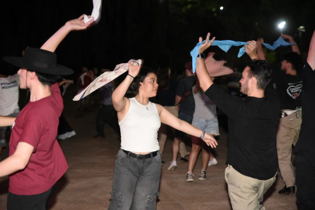 Miles de personas celebraron la última noche del Festival del Litoral en Posadas 3 6 - festival del litoral 3 1 - 5