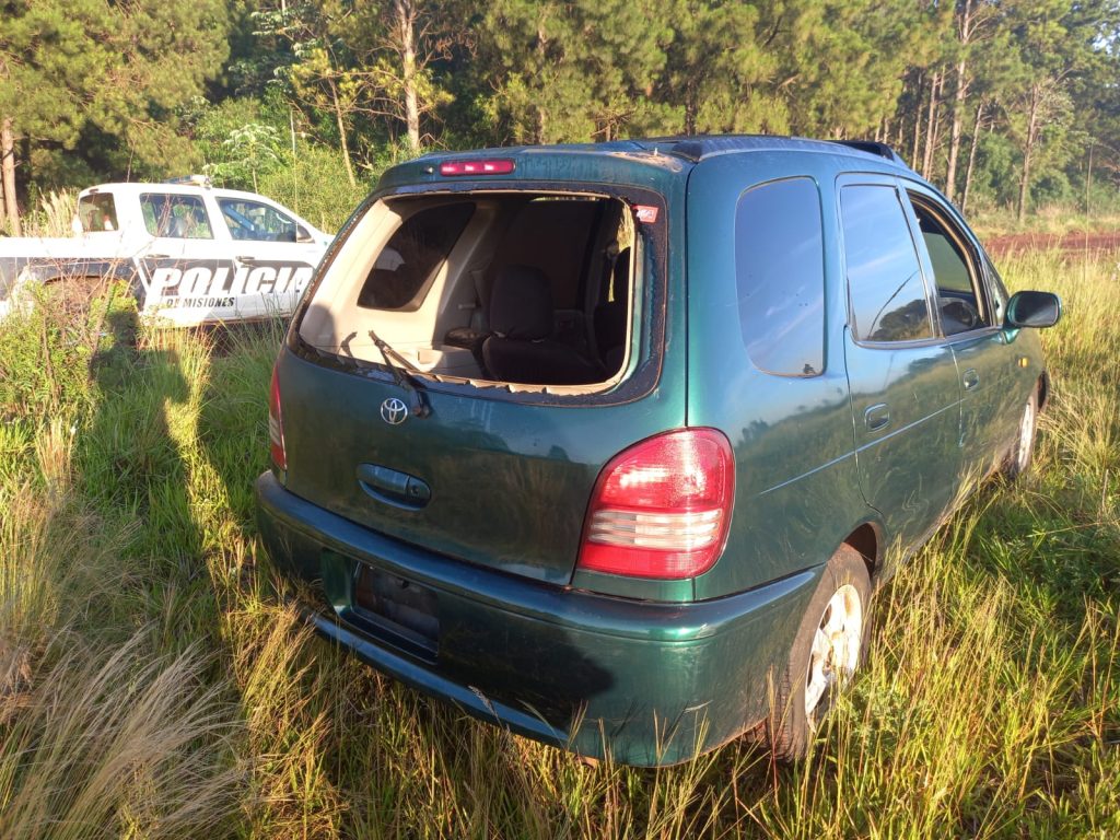 Hallaron en Posadas un auto paraguayo abandonado e investigan su vínculo con una fuga en el puente internacional 2 4 - fuga auto 1 - 3