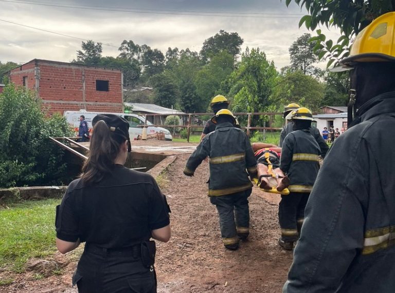 Hombre de 73 años fue asistido en Alem tras caer de un árbol al arroyo
