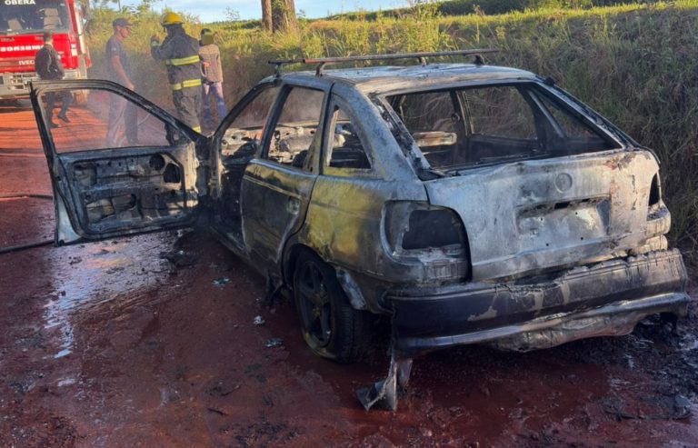 Un vehículo se incendió en Picada Ameghino: no hubo heridos, pero sí pérdidas totales