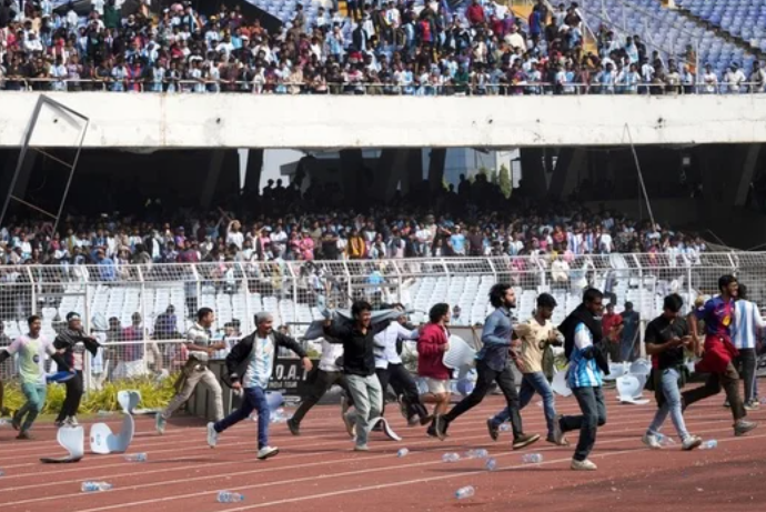 La visita de Lionel Messi a la India terminó en disturbios 2 4 - messi calcuta india 2 - 3