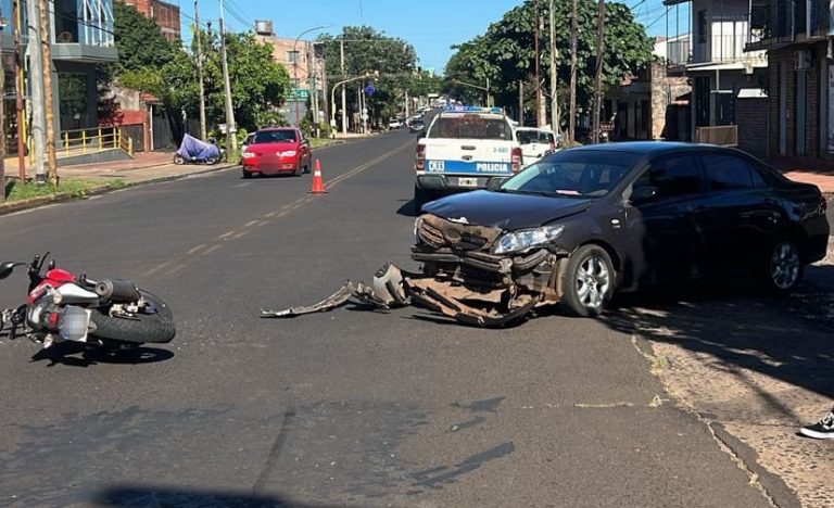 Colisión entre una moto y un automóvil dejó un herido en Posadas