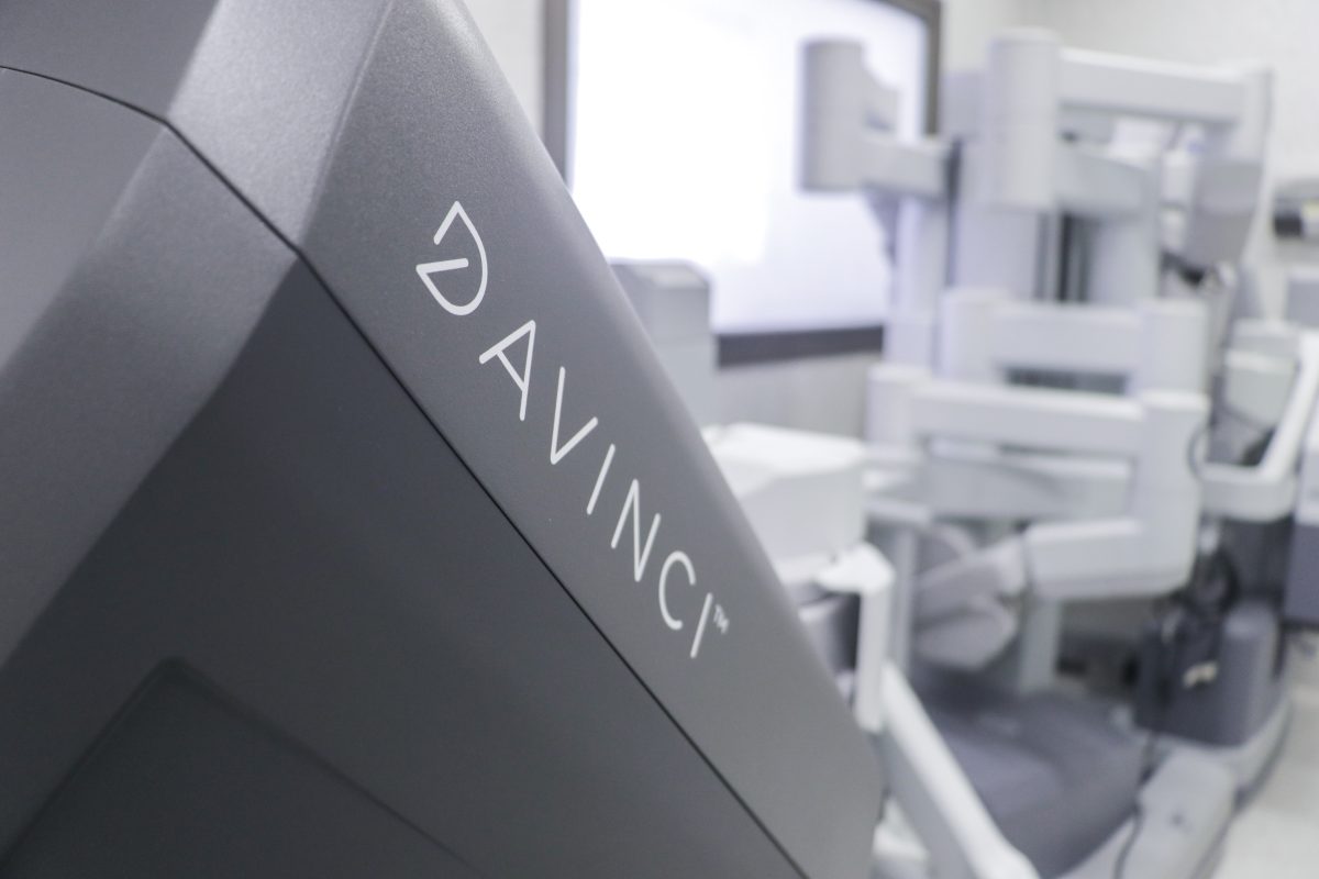 El robot Da Vinci del Madariaga marca un hito en cirugías urológicas mínimamente invasivas 1 2 - robot davinci 1 - 1