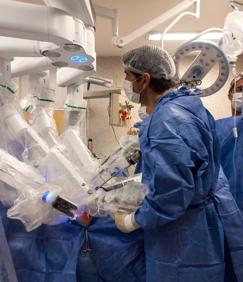 El robot Da Vinci del Madariaga marca un hito en cirugías urológicas mínimamente invasivas 10 20 - robot davinci 10 - 19