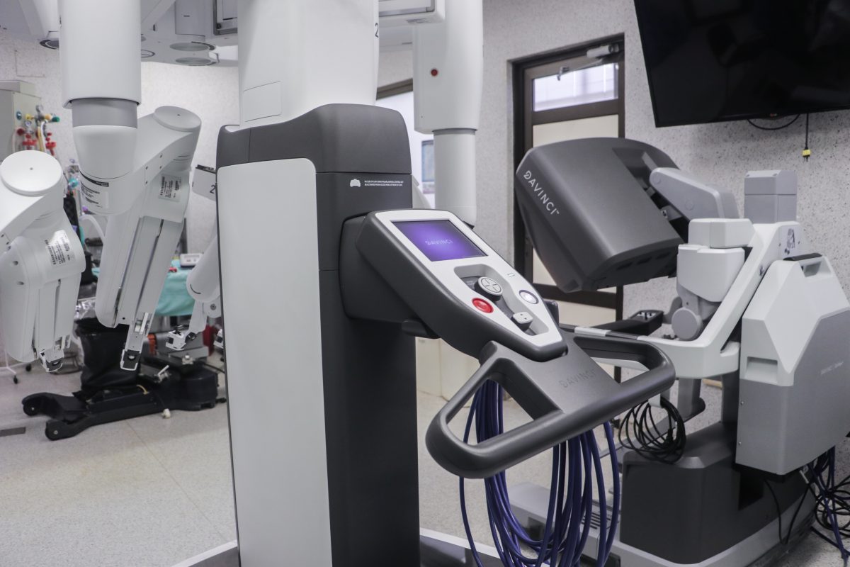 El robot Da Vinci del Madariaga marca un hito en cirugías urológicas mínimamente invasivas 2 4 - robot davinci 2 - 3