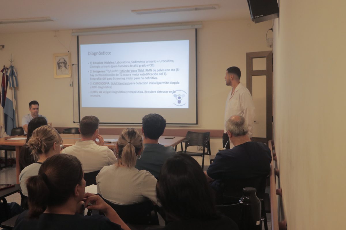 El robot Da Vinci del Madariaga marca un hito en cirugías urológicas mínimamente invasivas 4 8 - robot davinci 4 - 7