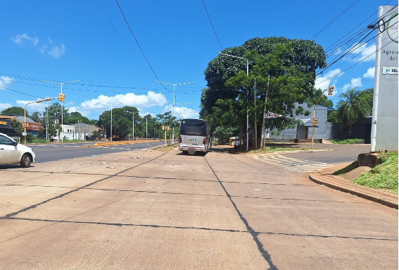 Choque entre un auto y un colectivo dejó una conductora hospitalizada en Posadas 1 2 - siniestro posadas 1 - 1