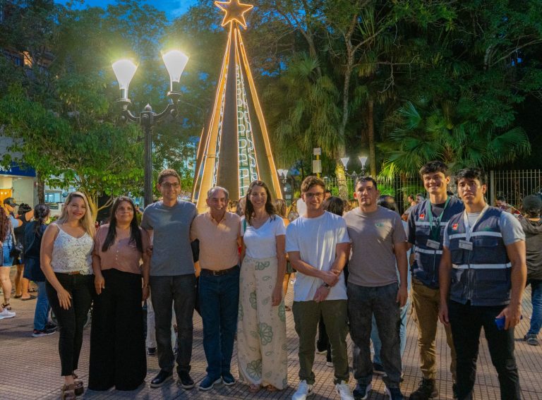 Stelatto encabezó el encendido del Árbol de Navidad en la Plaza 9 de Julio
