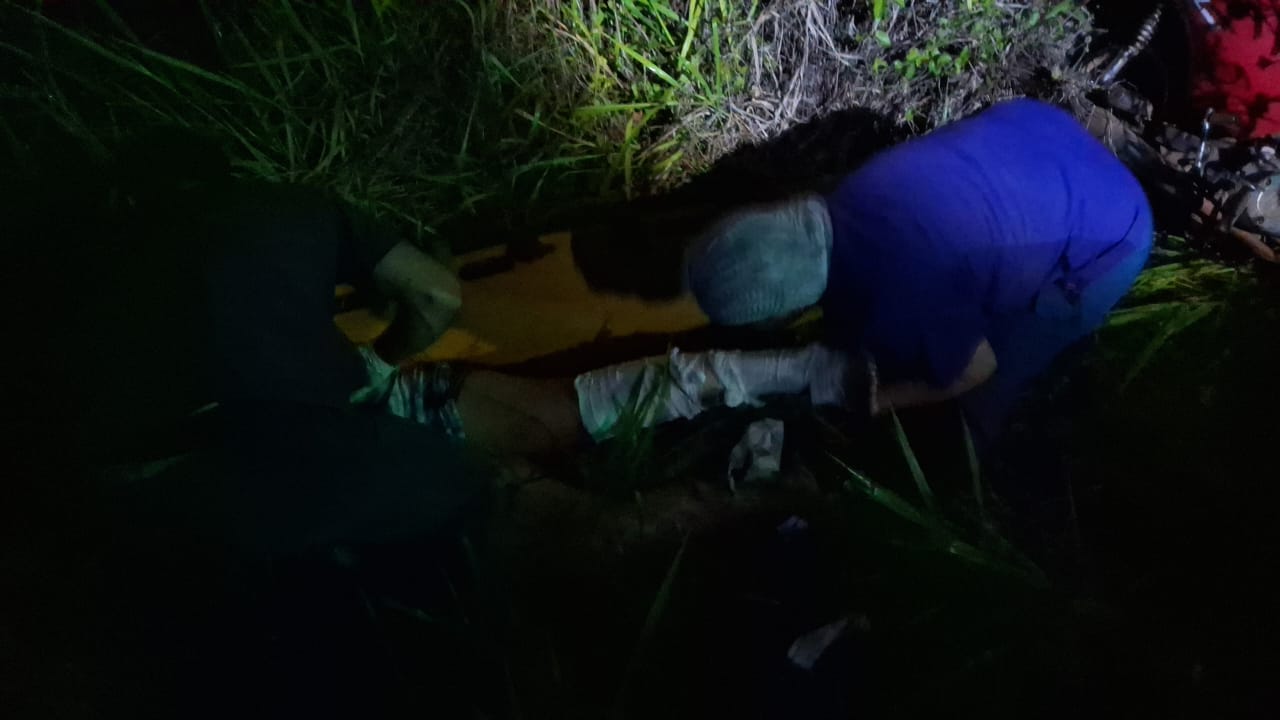 Hospitalizaron a una mujer tras despistar con una moto en Profundidad 1 - 3