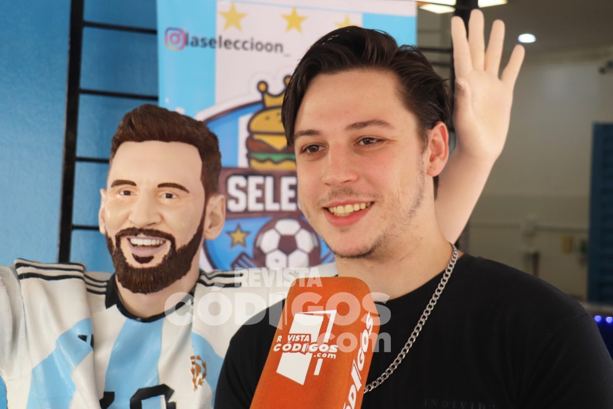 La fiebre por La Scaloneta llegó a Posadas con una figura a tamaño real de Messi 1 2 - La fiebre por La Scaloneta llego a Posadas con una figura a tamano real de Messi 2 - 1