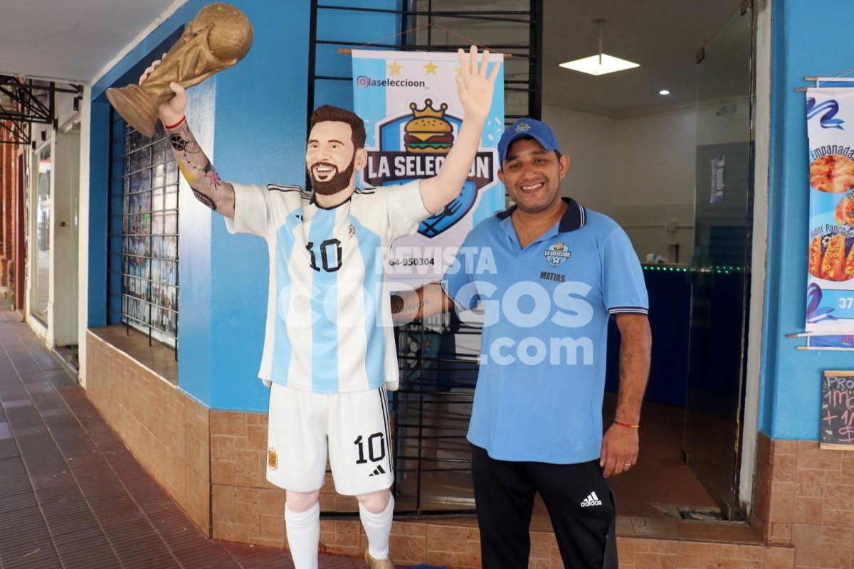 La fiebre por La Scaloneta llegó a Posadas con una figura a tamaño real de Messi 5 10 - La fiebre por La Scaloneta llego a Posadas con una figura a tamano real de Messi 4 - 9