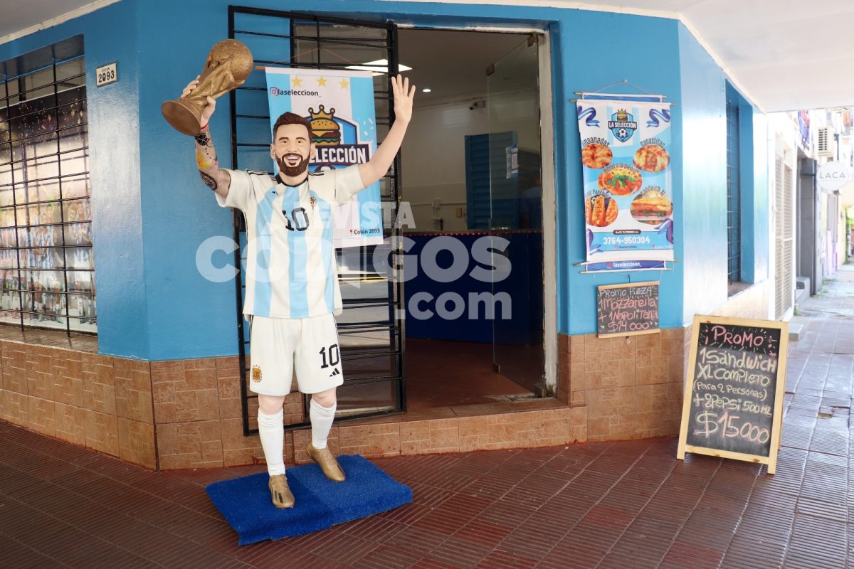 La fiebre por La Scaloneta llegó a Posadas con una figura a tamaño real de Messi