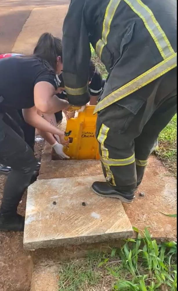 Una adolescente fue rescatada con vida tras quedar atrapada en una alcantarilla en Obera 2 - 1