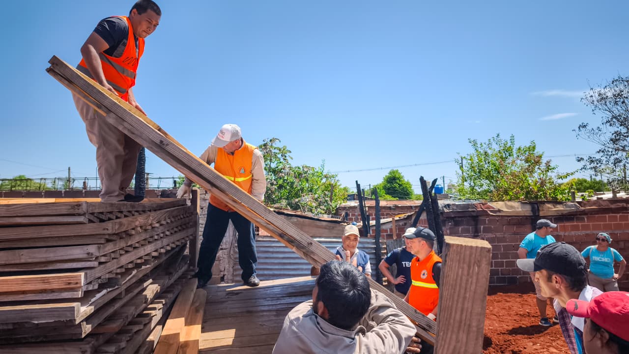 Incendio en Posadas: seis familias recibieron asistencia 3 6 - asistencia posadas 4 - 5