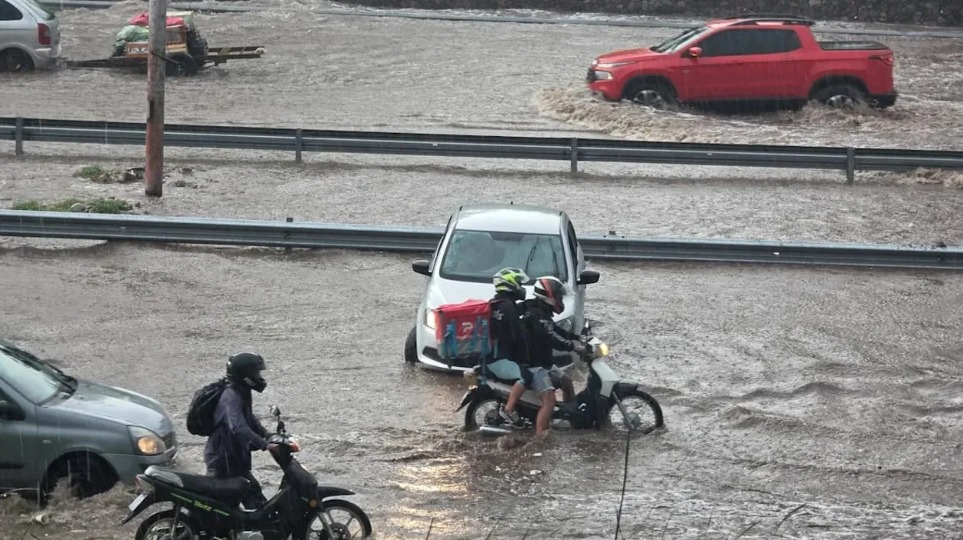 Mendoza: miles de usuarios sin luz y rescates por un fuerte temporal 1 2 - mendoza 1 - 1