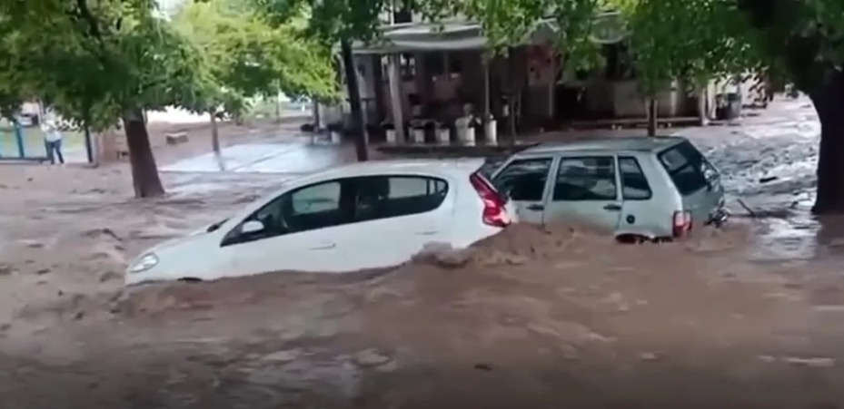 Mendoza: miles de usuarios sin luz y rescates por un fuerte temporal 2 4 - mendoza 3 - 3