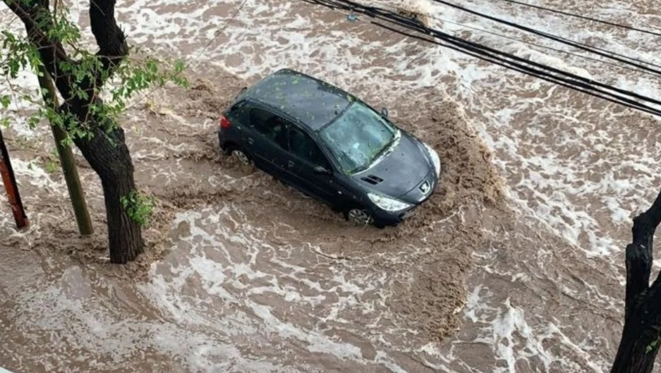 Mendoza: miles de usuarios sin luz y rescates por un fuerte temporal 3 6 - mendoza 4 - 5