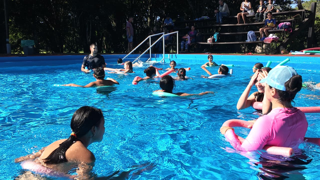 Comenzaron las clases de natación de verano en la pileta municipal de Montecarlo 1 2 - natacion 2 - 1